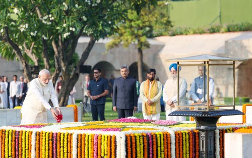 प्रधानमंत्री नरेन्द्र मोदी ने गांधी जयंती के अवसर पर राजघाट पर महात्मा गांधी की समाधि को श्रद्धांजलि अर्पित करते हुए