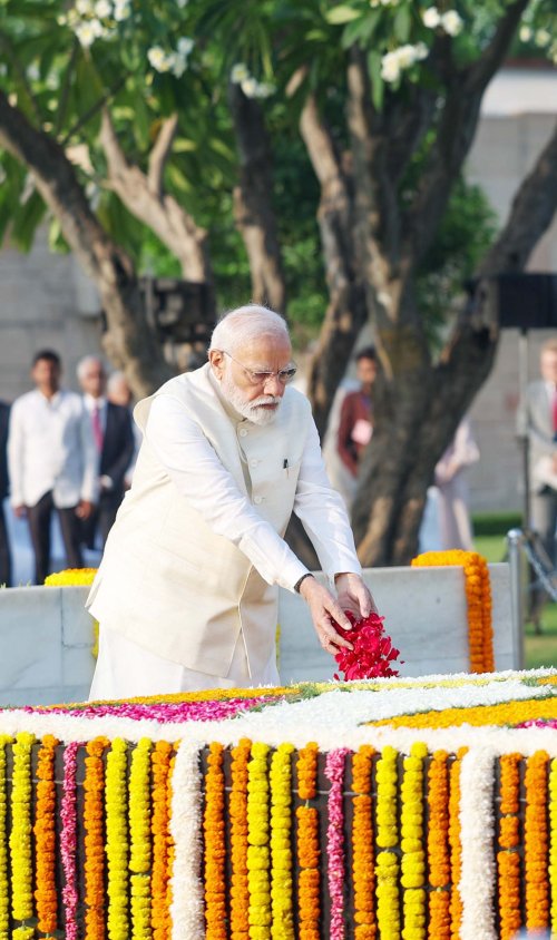 प्रधानमंत्री नरेन्द्र मोदी ने गांधी जयंती के अवसर पर राजघाट पर महात्मा गांधी की समाधि को श्रद्धांजलि अर्पित करते हुए