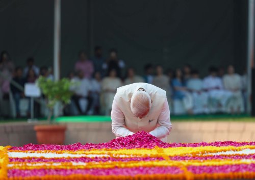 प्रधानमंत्री नरेन्द्र मोदी ने गांधी जयंती के अवसर पर राजघाट पर महात्मा गांधी की समाधि को श्रद्धांजलि अर्पित करते हुए