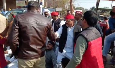 किसान यात्रा निकाल रहे सपाइयों की पुलिस से झड़प