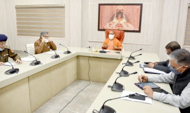 CM योगी वीडियो कॉन्फ्रेंसिंग के माध्यम से प्रदेश के सभी अधिकारियों से किए बातचीत