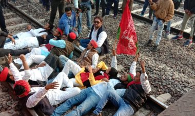 प्रयागराज मे ट्रेन रोककर सपा का प्रदर्शन