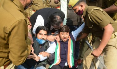 प्रदर्शन के दौरान हिरासत में लिए गये कांग्रेसी