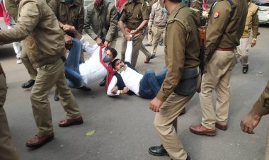 किसान आंदोलन के समर्थन में  जिला कचेहरी मे धरना दे रहे सैकड़ों की संख्या में सपाईयों को पुलिस ने किया गिरफ्तार