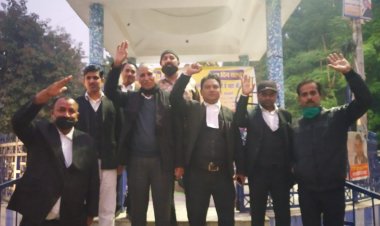 गैस के दाम एक माह मे दो बार बढ़ाए जाने पर अधिवक्ताओं ने जताया विरोध