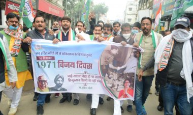 विजय दिवस पर तिरंगा यात्रा लेकर निकले कांग्रेसी