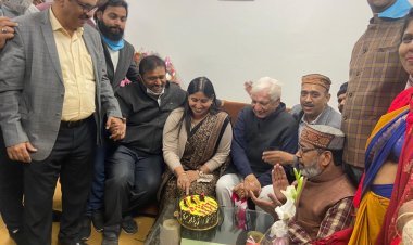 प्रयाग व्यापार मंडल के पदाधिकारियों ने केक काटकर महापौर अभिलाषा गुप्ता नंदी का जनमदिन मनाया