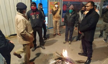 मंडलायुक्त एवं आई जी ने रात में भ्रमण कर रैन बसेरों एवं अलाव कि व्यवस्था का लिया जायजा