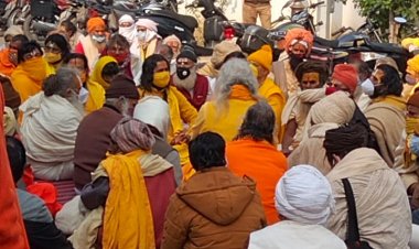 माघ मेला विकास प्राधिकरण के सामने धरने पर बैठे साधु संत