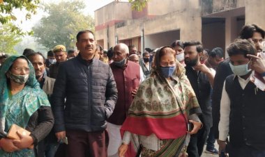 IFFCO में  हुए हादसे में मृतक परिवार से मिलकर सांसद केसरी देवी ने पटेल शोक संवेदना प्रकट की