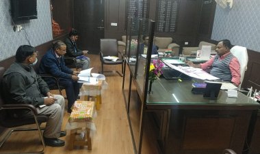 मण्डलायुक्त ने प्रयागराज विकास प्राधिकरण के द्वारा कराये जा रहे कार्यों की प्रगति की समीक्षा