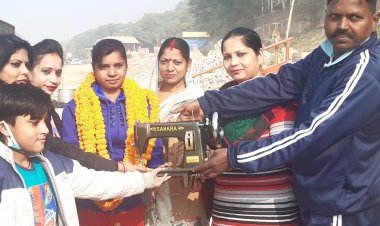 “बेटी” को स्वावलंबन हेतु महिलाओं ने दिया ‘सिलाई मशीन’