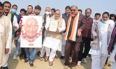 संगम में विसर्जित हुई मोतीलाल की अस्थियां