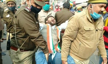 प्रयागराज जंक्शन पर संदेश यात्रा निकाल रहे कांग्रेसियों को हिरासत में लिया गया