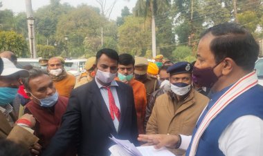 माघ मेला क्षेत्र  के रेहड़ी पटरी दुकानदारो के उजारीकरण के सन्दर्भ में डिप्टी सीएम को सौपा ज्ञापन