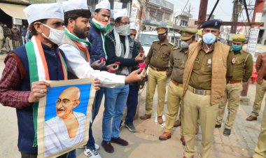 गांधीगिरी तरीके से कांग्रेसियो ने की पदयात्रा