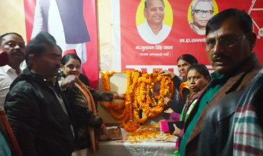 सपा कार्यालय में राजनारायण एवं बाबू जवाहर सिंह की पुण्य तिथि पर सपा जनों ने दी श्रद्धांजलि