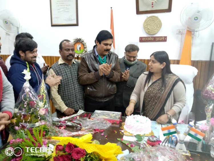 अखिल भारतीय उद्योग व्यापार मंडल के पदाधिकारियों ने केक काटकर महापौर अभिलाषा गुप्ता नंदी का जनमदिन मनाया