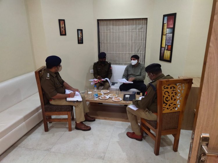 अपर पुलिस महानिदेशक प्रयागराज जोन प्रयागराज प्रेम प्रकाश  ने चित्रकूट जनपद में समीक्षा गोष्ठी कर आवश्यक दिशा-निर्देश दिए