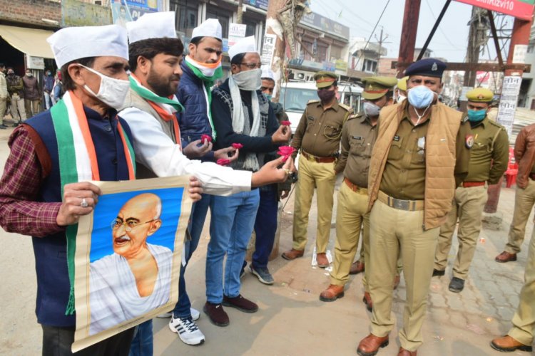 गांधीगिरी तरीके से कांग्रेसियो ने की पदयात्रा