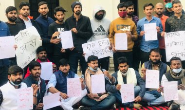 कोचिंग संचालक की गिरफ्तारी की मांग को लेकर छात्रों ने मुख्यमंत्री और जिलाधिकारी को लिखा रक्त पत्र