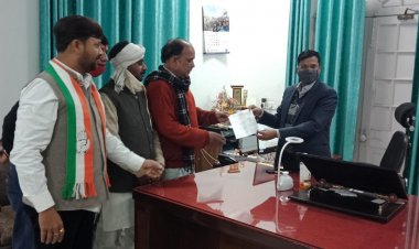 बसना पुल निर्माण को लेकर कांग्रेसियो ने सौंपा ज्ञापन