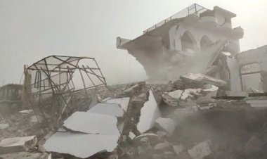 पूर्व सांसद अतीक अहमद के गुर्गे एजाज़ के मकान पर चला बुल्डोजर