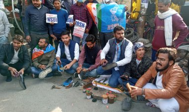 बूट पालिश कर एनएसआईयू का प्रदर्शन