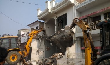 प्रयागराज मे पूर्व सांसद अतीक अहमद के चचेरे भाई की अवैध सम्पत्ति पर चला बुल्डोजर