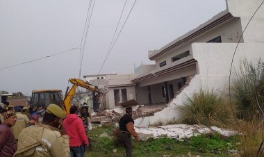 पूर्व सासंद अतीक के बिजनेस पार्टनर के मकान पर चला बुल्डोजर