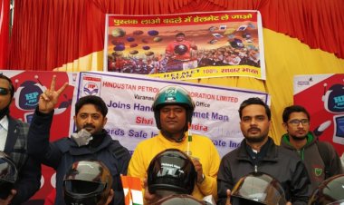 अपना घर बेचकर आज सड़कों पर पुस्तक घर बना रहा है यह शख्स जिसे हेलमेट मैन कहते हैं