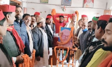 सपा महानगर कार्यालय पर मनाई गई जन नायक कर्पूरी ठाकुर की 97 वीं जयन्ती