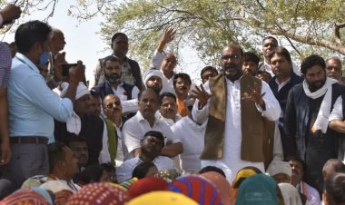 कांग्रेस प्रदेश अध्यक्ष अजय कुमार लल्लू का प्रयागराज दौरा, पीड़ितों को दिया 10 लाख का चेक