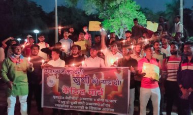 महिला दिवस पर एनएसयूआई ने खुशी की न्याय के लिए निकाला कैंडिल मार्च