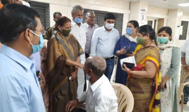 सांसद ने लिया वैक्सीन लगवाने वालों का हाल चाल