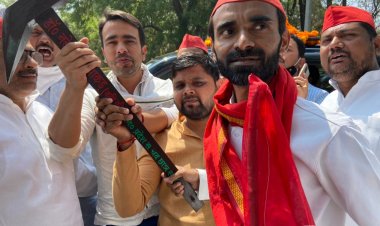 आर एल डी नेता जयन्त चौधरी का सपा कार्यकर्ताओं ने हल भेंट कर किया स्वागत