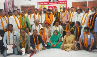 बच्चों के भविश्य के निर्माणकर्ताओं को सपा शिक्षक सभा की महानगर कमेटी में प्रमाणपत्र दे कर किया गया शामिल