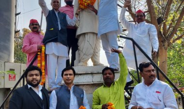 डॉ लोहिया के १११ वें जन्मदिवस पर सपा महानगर कमेटी ने किया माल्यार्पण