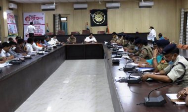 संगम सभागार में जनपद के समस्त राजपत्रित पुलिस, प्रशासनिक अधिकारियों के साथ गोष्ठी