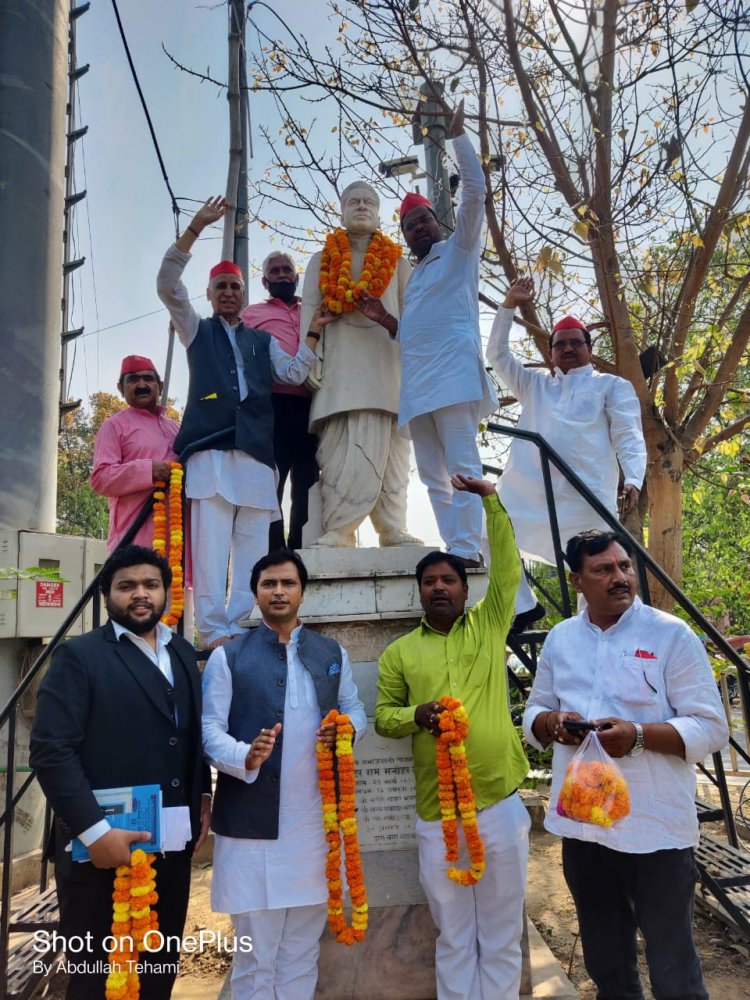 डॉ लोहिया के १११ वें जन्मदिवस पर सपा महानगर कमेटी ने किया माल्यार्पण