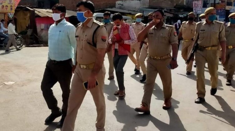 पुलिस व प्रशासन ने कस्बा कोरांव में पैदल मार्च कर उतरवाया होर्डिन्ग