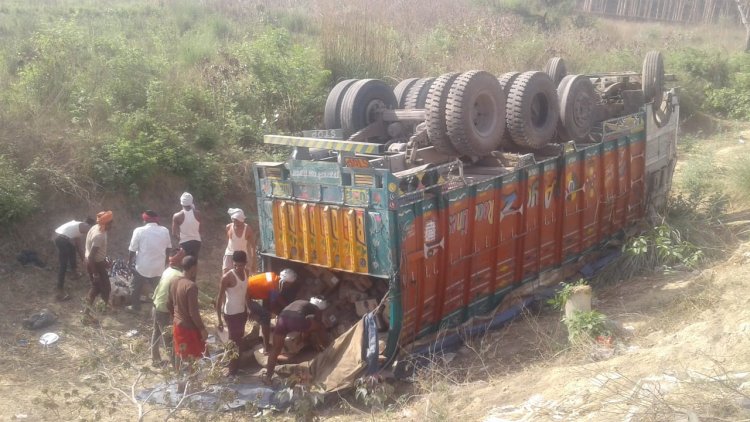 अंग्रेजी शराब से लदी ट्रक पलटी