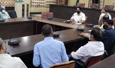 प्रयागराज के DM  की प्राइवेट अस्पतालों के प्रतिनिधियों के साथ बैठक