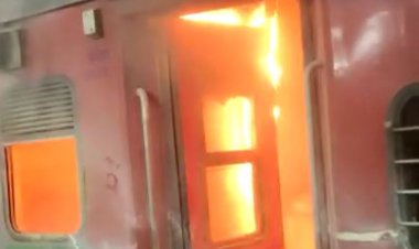 प्रयागराज के छिवकी स्टेशन पर ट्रेन में शॉर्ट सर्किट से लगी आग