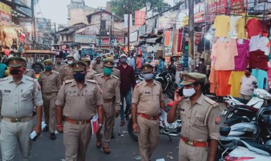 प्रयागराज में कोविड के 'प्रोटोकाल' का पालन करवाने के लिए सड़कों पर पुलिस