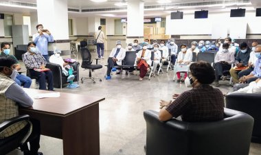 जिलाधिकारी ने स्वरूपरानी अस्पताल में बैठक कर व्यवस्थाओं की समीक्षा की