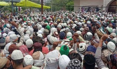 बदायूं में जनाजे में उमड़ी भीड़, लॉकडाउन की उड़ी धज्जियां