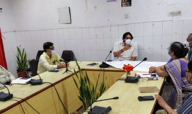 जिलाधिकारी ने बेली हाॅस्पिटल में बैठक कर व्यवस्थाओं का जायजा लेते हुए दिये आवश्यक दिशा-निर्देश