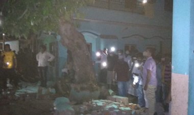 प्रयागराज के दरियाबाद पुराना पेड़ गिरा, 14 वर्षीय बालक ज़ख़्मी