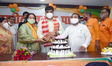 पूर्व विधायक उदयभान करवरिया की किताब का विमोचन, प्रयागराज न्यूज़ की वेबसाइट पर ई कॉपी उपलब्ध